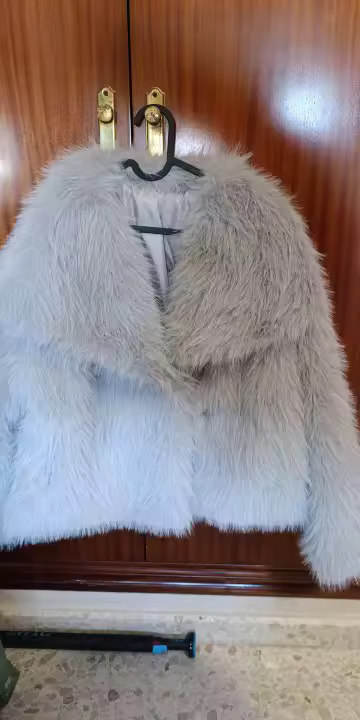 زبونة جرّبت المعطف