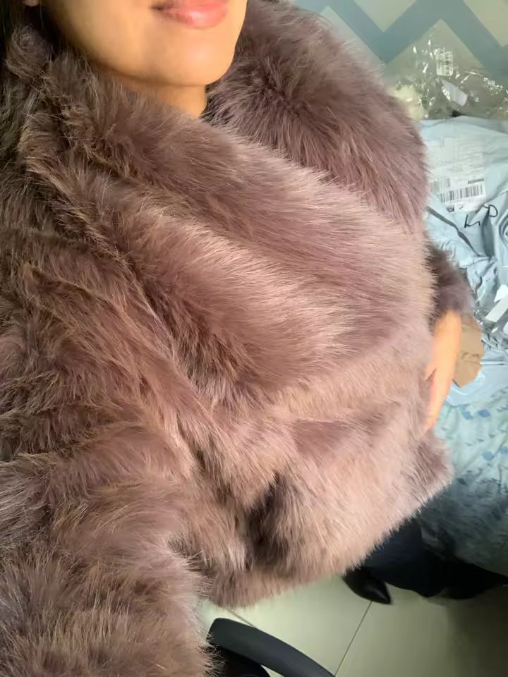 زبونة مع المعطف